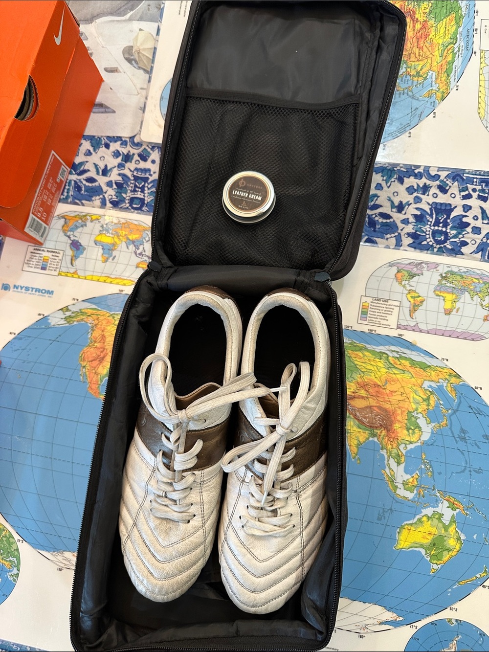 White and gold leather Soccer Cleats - uno zero